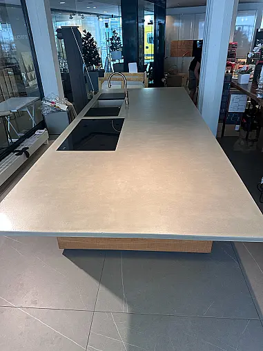 beeindruckende Insel mit sägerauem Starkfurnier und Betonarbeitsplatte