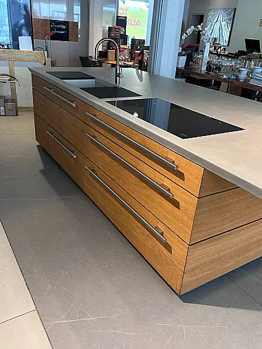 beeindruckende Insel mit sägerauem Starkfurnier und Betonarbeitsplatte