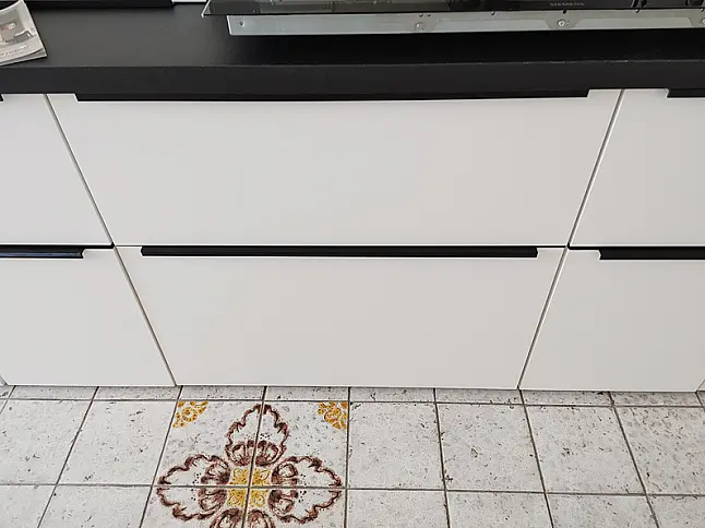 wir haben noch teile vorrort  und können noch küchen usammenstellen aus der angegebenen  Front