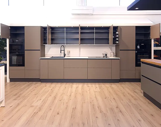 TOP-MIELE-GERÄTEAUSSTATTUNG mit Backofen, Dampfbackofen und Kaffeevollautomat! berbel Muldenlüfter mit permalyt-Filter &amp; Induktionskochfeld! Komfortabel höher platzierter Geschirrspüler! Weinklimaschrank &amp; großer Kühlschrank mit 4-Sterne-Gefrierfach!