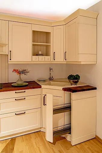 Moderne schöne Landhaus-Musterküche
