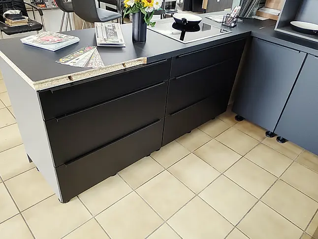 Top Ausstellungsküche / Front in Matt schwarz/ Lacklaminat / Nr.06
