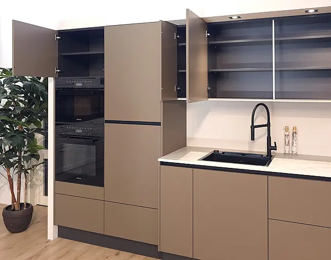 TOP-MIELE-GERÄTEAUSSTATTUNG mit Backofen, Dampfbackofen und Kaffeevollautomat! berbel Muldenlüfter mit permalyt-Filter &amp; Induktionskochfeld! Komfortabel höher platzierter Geschirrspüler! Weinklimaschrank &amp; großer Kühlschrank mit 4-Sterne-Gefrierfach!