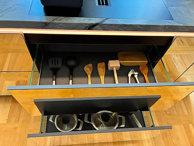 Zeile mit Insel I Designküche mit Miele-Geräten | Eiche Furnier | Premium-Ausstellung I perfekt für Altbau