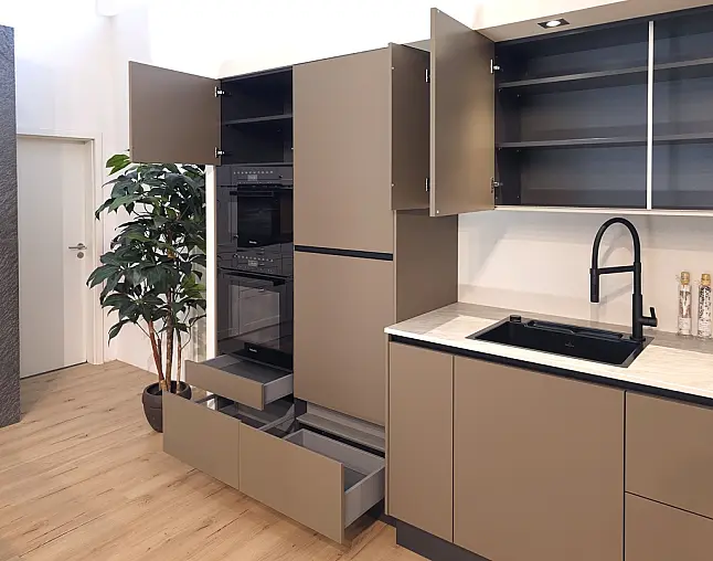 TOP-MIELE-GERÄTEAUSSTATTUNG mit Backofen, Dampfbackofen und Kaffeevollautomat! berbel Muldenlüfter mit permalyt-Filter &amp; Induktionskochfeld! Komfortabel höher platzierter Geschirrspüler! Weinklimaschrank &amp; großer Kühlschrank mit 4-Sterne-Gefrierfach!