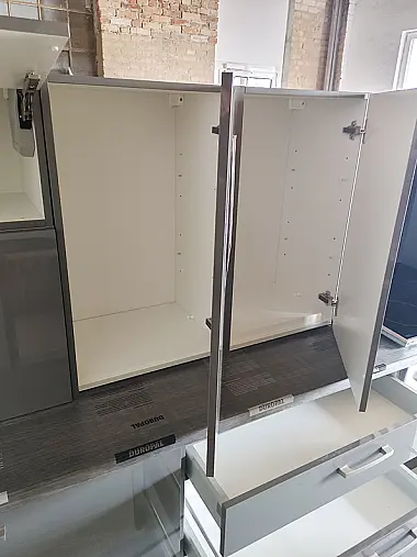 Ausstellungsküche/ Front: Anthrazit /Lacklaminat/ Hochglanz /Küche Nr. 300