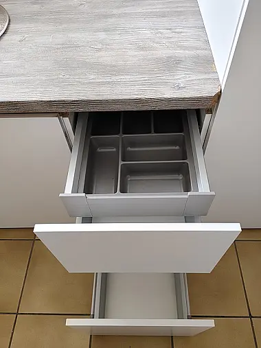 Topp Ausstellungsküche / Front: weiß / matt / Lacklaminat / Grifflos Küche Nr. 308