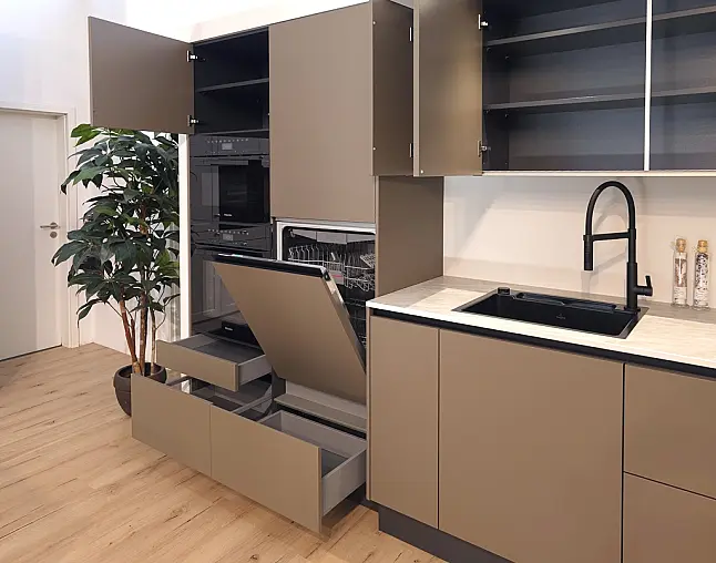 TOP-MIELE-GERÄTEAUSSTATTUNG mit Backofen, Dampfbackofen und Kaffeevollautomat! berbel Muldenlüfter mit permalyt-Filter &amp; Induktionskochfeld! Komfortabel höher platzierter Geschirrspüler! Weinklimaschrank &amp; großer Kühlschrank mit 4-Sterne-Gefrierfach!