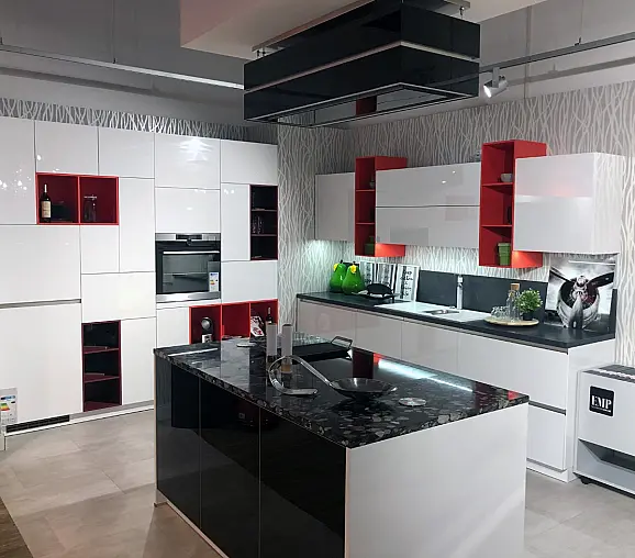 Inselküche Weiß Hochglanz exklusive Ausstattung mit Berbel Skyline Edge Deckenlifthaube