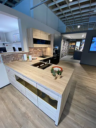 Abverkaufsküche Nobilia Touch Lacklaminat schwarz und Riva San Remo