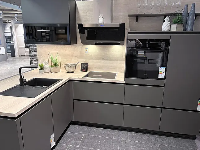 Designstarke funktionale grifflose Küche