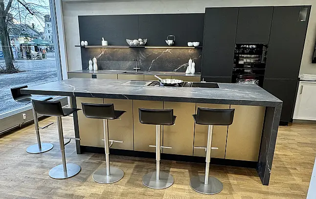 Hochwertige Design-Küche mit Echtholzfurnier und Bronze-Akzenten