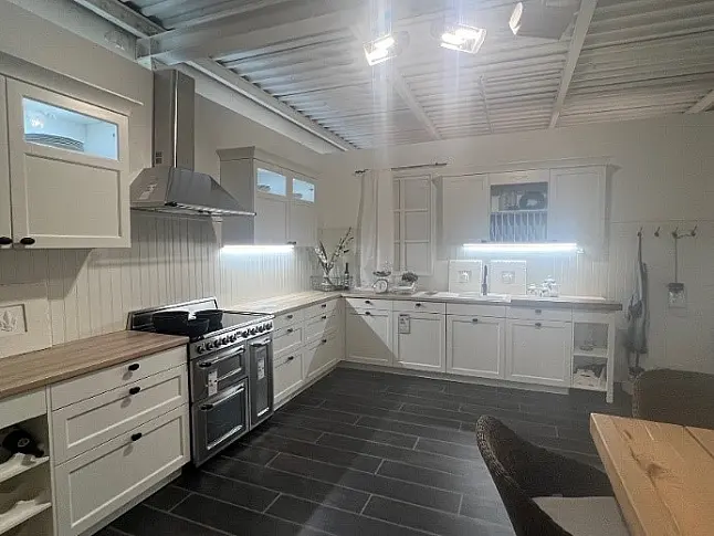 Moderne Landhausküche mit separatem Buffet