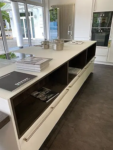 Hochwertige Küche in weißer Glasoptik