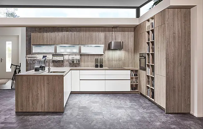 Exklusive Messeküche - viel LED-Beleuchtungen - Sitzgelegenheit - Eiche Bergamo NB und Lack Magnolia matt
