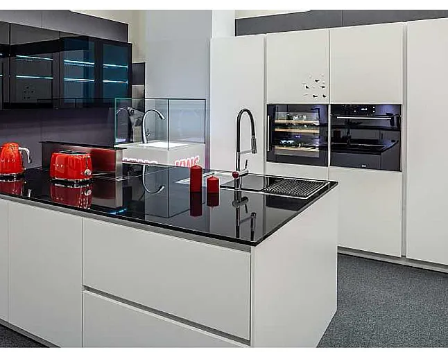 Küche Weiss SoftMatt, Komposit Arbeitsplatte mit Elektrogeräten