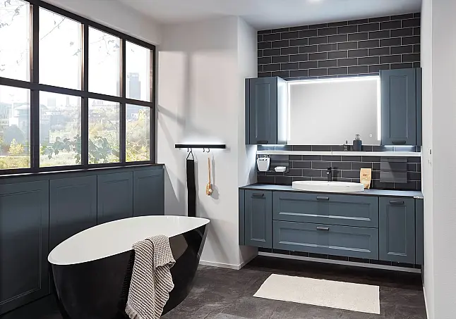 Exklusives Badezimmer  - Landhausstil - Fjordblau - LED-Beleuchtung