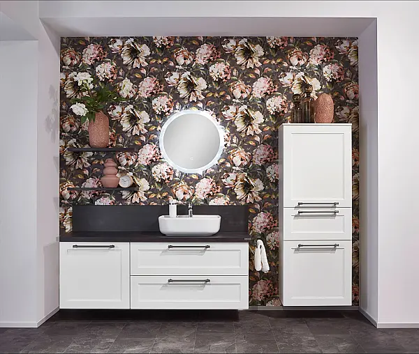 Exklusives Badezimmer - Waschtisch und Highboard - Spiegel mit LED-Beleuchtung rund - Landhausstil Weiß