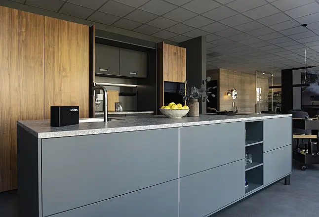 Kücheninsel mit BORA Professional 3.0 Kochfeldabzug ( Preis ohne Geräte der Hochschränke 26.800€ )