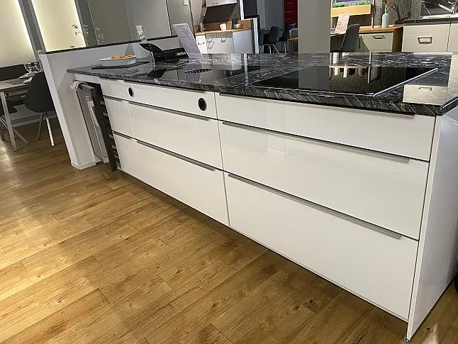 Moderne  Lackierte Hochglanz Küche mit Naturstein-Arbeitsplatte