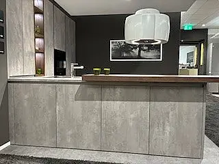 moderne L-Küche in Betonoptik grifflos