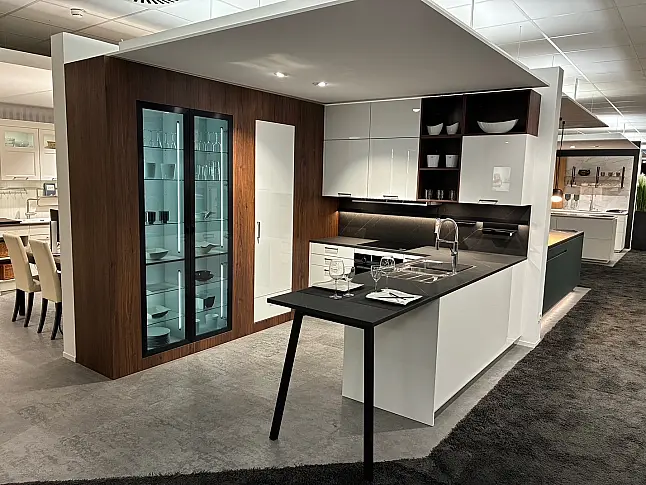 moderne kristallweiß Hochglanz Lack U-Küche mit beleuchtetem Vitrinenschrank und Holzverkleidung Nussbaum