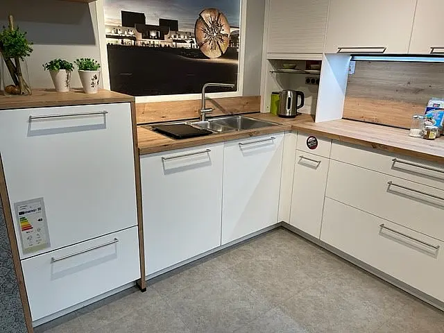 Große U-Küche mit Raumteiler und Side by Side