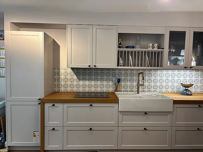Landhausküche Esche massivholz Rahmenfront lackiert. Eiche massivholz Arbeitsplatte 6 cm stark und 75 cm tief .Die Unterschrankauszüge sind 71 cm tief. Villeroy&amp;Boch Keramik 90 cm breiter Spülstein.