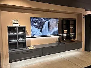 elegante Wohnwand im modernen Landhausstil