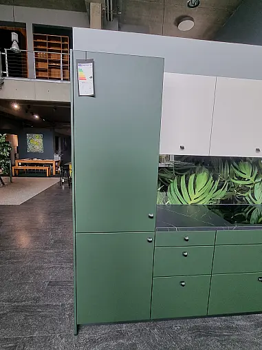 „Moderne 2-zeilige Einbauküche in Waldgrün mit Keramik-Arbeitsplatte“