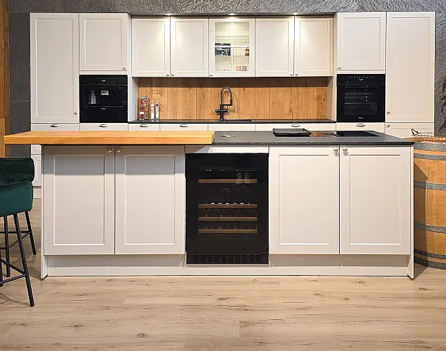 AUCH DIE GERÄTEAUSSTATTUNG IST TRAUMHAFT: Top Kombidampfbackofen, Einbau-Kaffeeautomat, Wärmeschublade, NoFrost-Gefrierer, 2-Zonen-Weinkühler, berbel Performance-Muldenlüfter mit permalyt-Filter. FLEXIBEL AUFSTELLBAR! Upgrade Blanco-Wassersystem möglich!