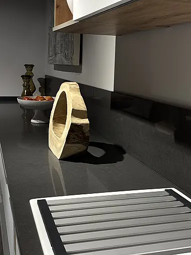 Elegante Küche mit Kochinsel, hochwertiger Quarzkomposit Arbeitsplatte + Zugangstür zu HWR