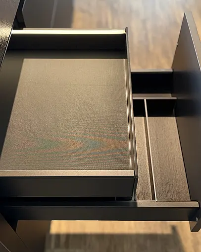 Moderne grifflos geplante Nolte neo Ausstellungsküche mit Kochinsel, Keramikarbeitsplatte, Touch-Funktion, Innenschrankbeleuchtung und Elektrogeräten