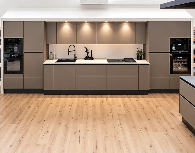 TOP-MIELE-GERÄTEAUSSTATTUNG mit Backofen, Dampfbackofen und Kaffeevollautomat! berbel Muldenlüfter mit permalyt-Filter &amp; Induktionskochfeld! Komfortabel höher platzierter Geschirrspüler! Weinklimaschrank &amp; großer Kühlschrank mit 4-Sterne-Gefrierfach!