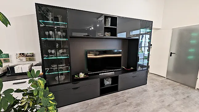 Elegante Wohnwand mit Vitrine und Beleuchtung