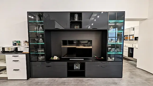 Elegante Wohnwand mit Vitrine und Beleuchtung