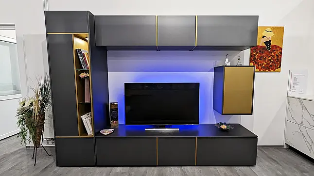 Moderne Wohnwand in Basalt und Gold