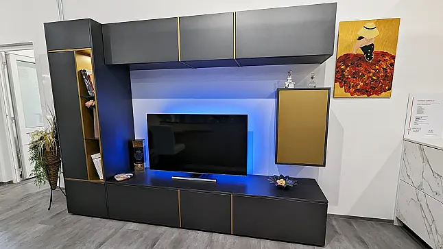 Moderne Wohnwand in Basalt und Gold