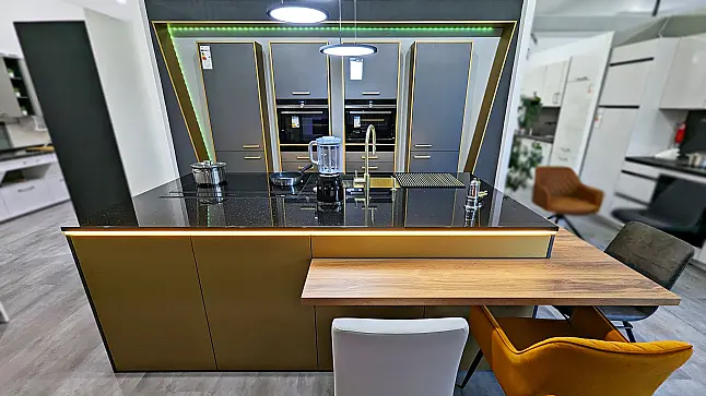 Desing Inselküche mit ausfahrbarenden, schwebenden Tisch