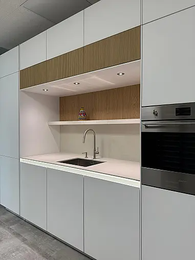 / Nobilia - Smartglas Alpinweiß trifft Edelstahl &amp; Echtholz-Design in Rillenoptik