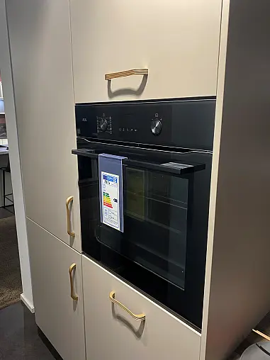 Impuls Küche, modern 2-zeilig, Front Cappuccino mit Arbeitsplatte 127 Wildahorn NB inkl. E-Geräte und 2 Stühle.