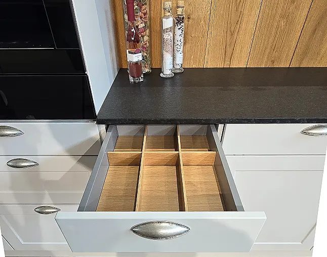 AUCH DIE GERÄTEAUSSTATTUNG IST TRAUMHAFT: Top Kombidampfbackofen, Einbau-Kaffeeautomat, Wärmeschublade, NoFrost-Gefrierer, 2-Zonen-Weinkühler, berbel Performance-Muldenlüfter mit permalyt-Filter. FLEXIBEL AUFSTELLBAR! Upgrade Blanco-Wassersystem möglich!