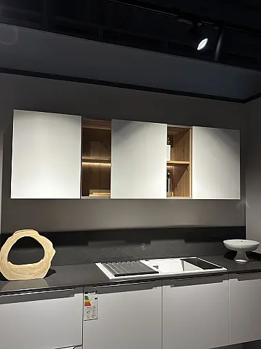 Elegante Küche mit Kochinsel, hochwertiger Quarzkomposit Arbeitsplatte + Zugangstür zu HWR