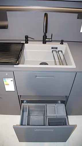 Moderne Ausstellungsküche von next125 mit Kochinsel in Saharabeige und Pocketsystem