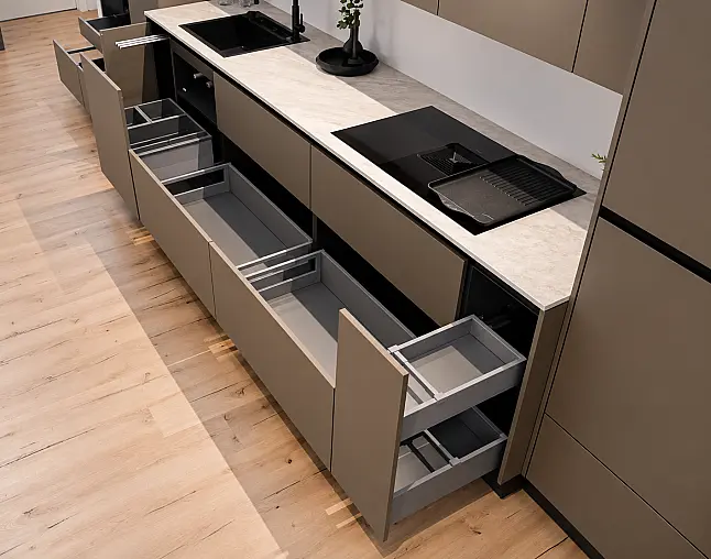 TOP-MIELE-GERÄTEAUSSTATTUNG mit Backofen, Dampfbackofen und Kaffeevollautomat! berbel Muldenlüfter mit permalyt-Filter &amp; Induktionskochfeld! Komfortabel höher platzierter Geschirrspüler! Weinklimaschrank &amp; großer Kühlschrank mit 4-Sterne-Gefrierfach!