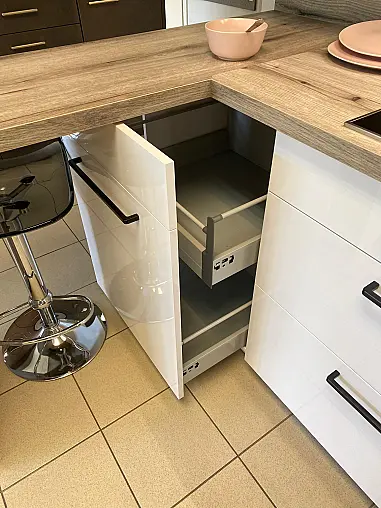 Moderne Musterküche mit Thekenansatz in L-Form