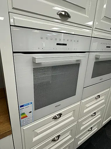 Häcker Hochglanzküche im Landhausstil