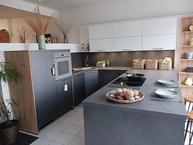 U-Küche Braun metallic und kristallweiß Mattlack, Keramik-Einbauspüle, etc.