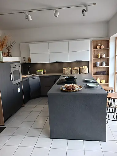 U-Küche Braun metallic und kristallweiß Mattlack, Keramik-Einbauspüle, etc.