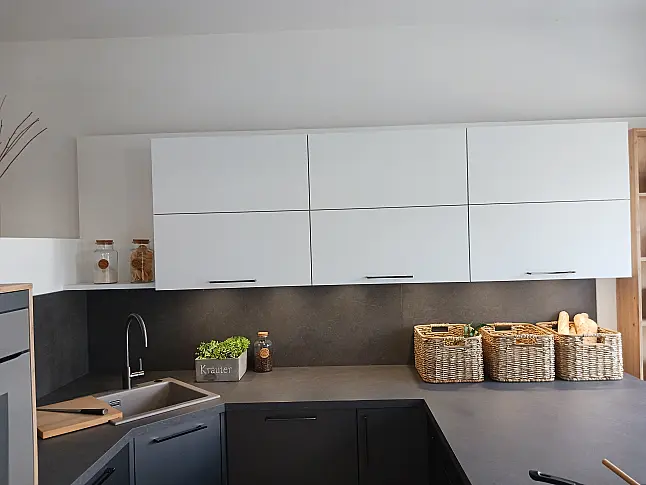 U-Küche Braun metallic und kristallweiß Mattlack, Keramik-Einbauspüle, etc.